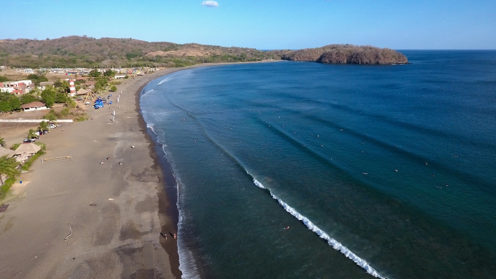 Overview shot of Playa Venao with waves breaking, Playa Venao surf